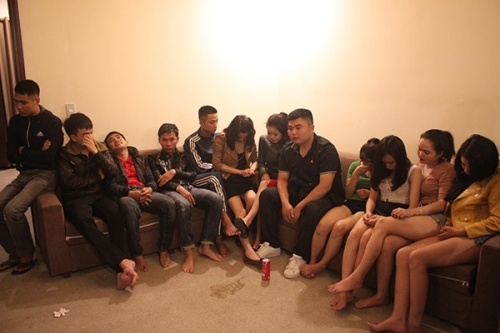 Thue khach san mo tiec 'ma tuy' chieu dai ban hinh anh