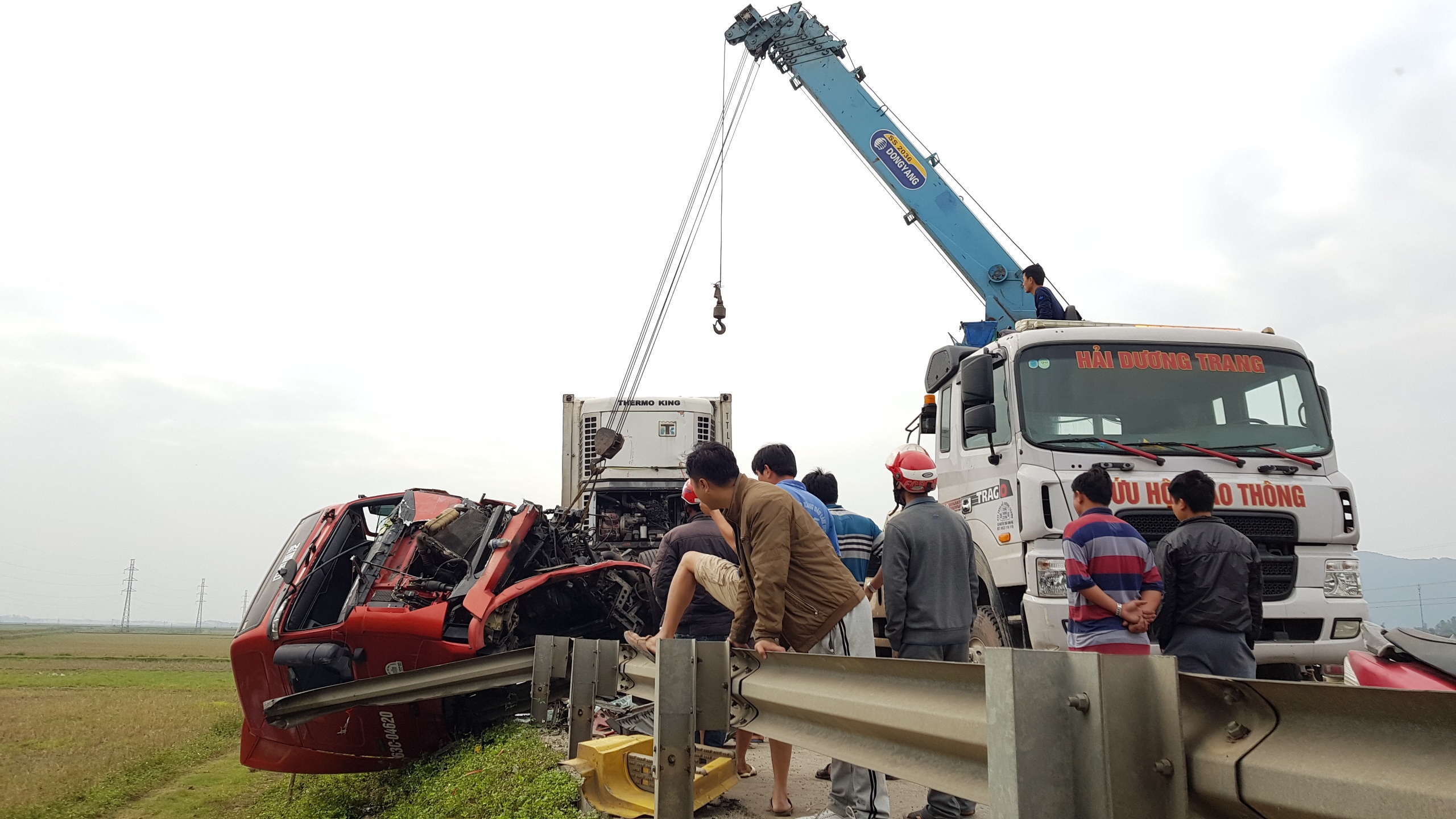 Hien truong tai nan 5 oto dam lien hoan tren duong tranh Vinh hinh anh