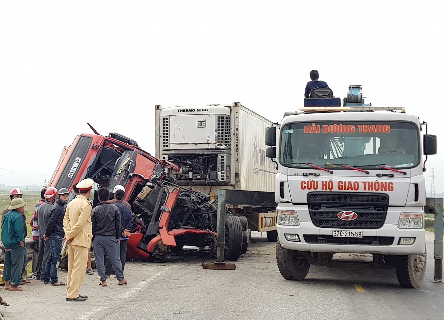 Tai nan lien hoan tren duong tranh Vinh, 5 oto hu hong nang hinh anh