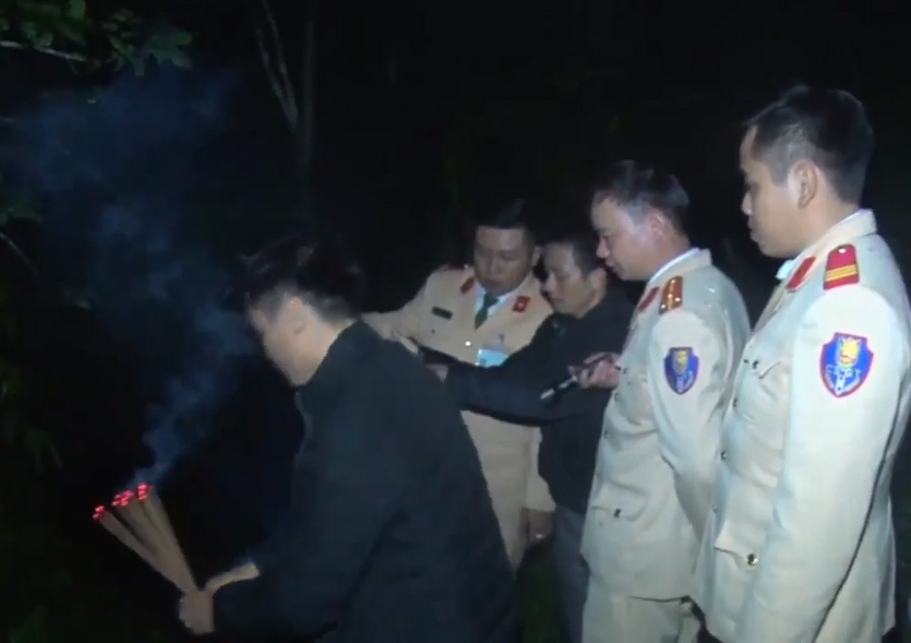 Hien truong noi nu sinh bi sat hai roi vut xac tren dinh nui hinh anh