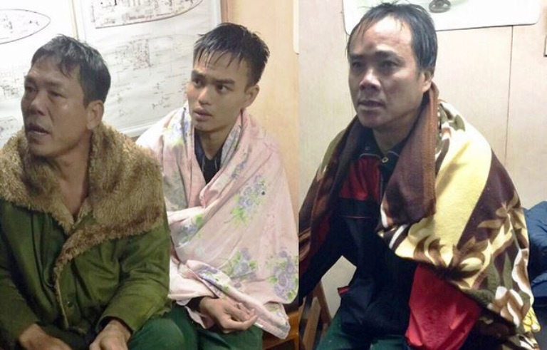 Cuu song 3 ngu dan bi chim tau tren bien Nghe An hinh anh