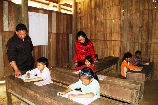 Chi tra hon mot ty dong tien tau xe cho giao vien o Nghe An hinh anh