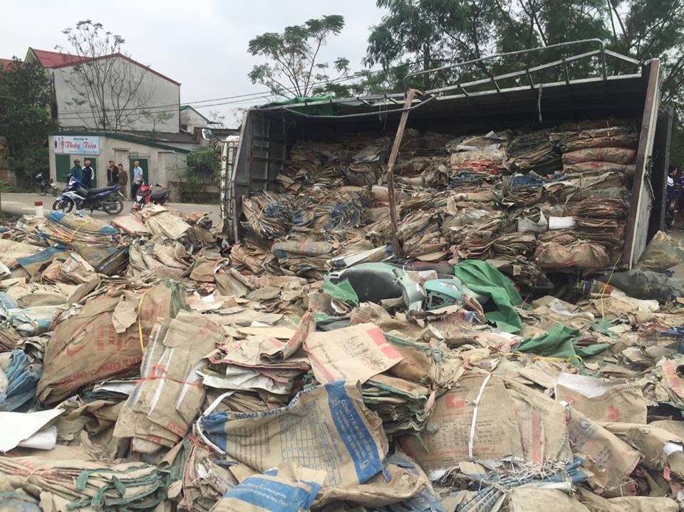 oto tai de chet nu phong vien anh 1