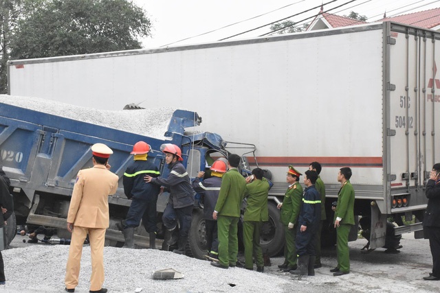 Giai cuu tai xe mac ket trong cabin hinh anh