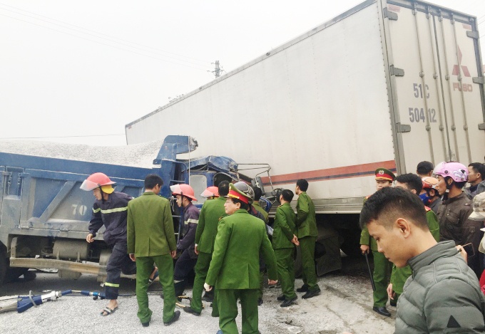 Cat cabin giai cuu tai xe gay chan, ket trong buong lai hinh anh