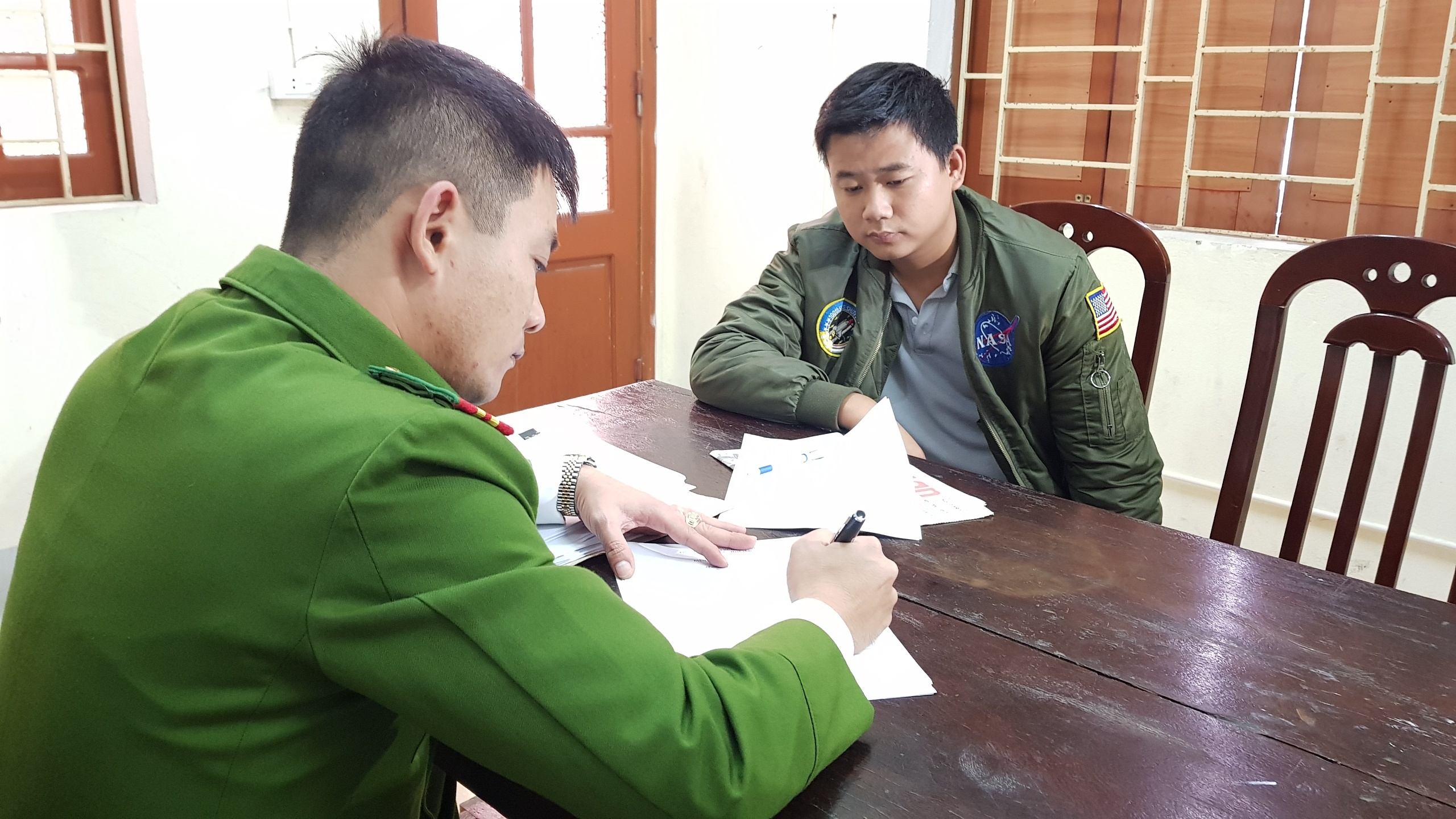 Nghich tu danh bo gay xuong binh than khai nhan hanh vi hinh anh