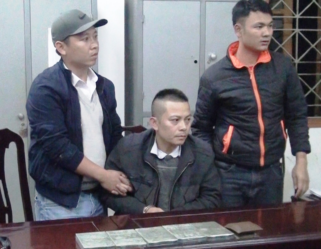 Dung taxi mang 5 banh heroin di giao dich hinh anh