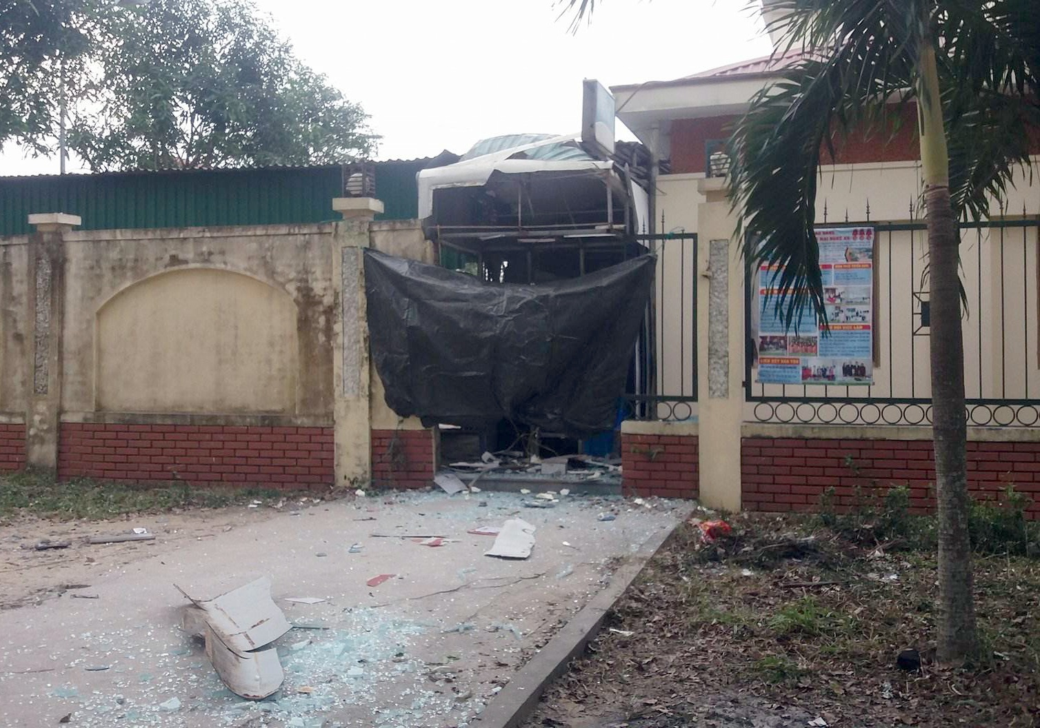 Cay ATM no tung luc rang sang hinh anh