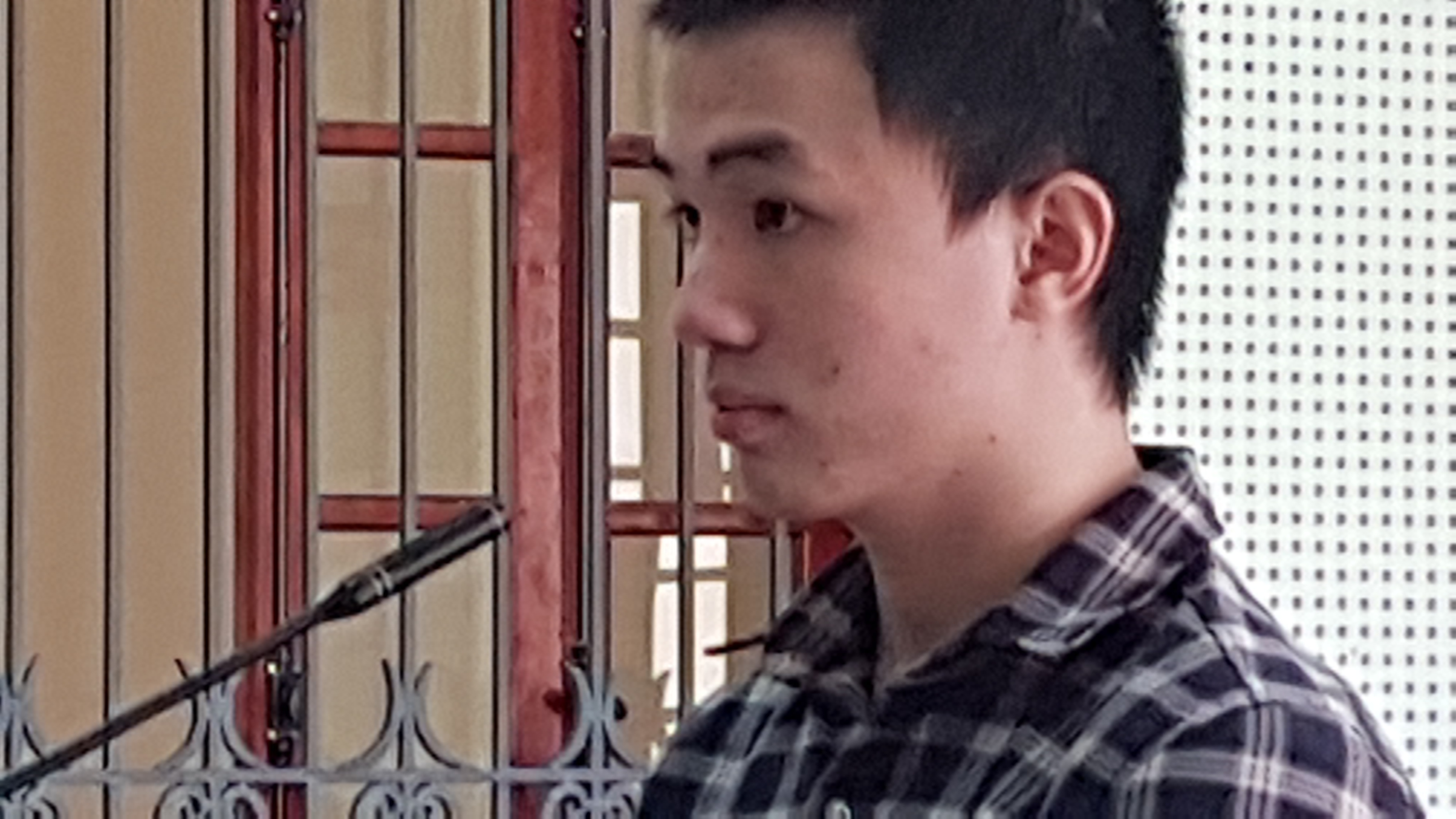 Dung keo dam chet ban than tren ban nhau hinh anh