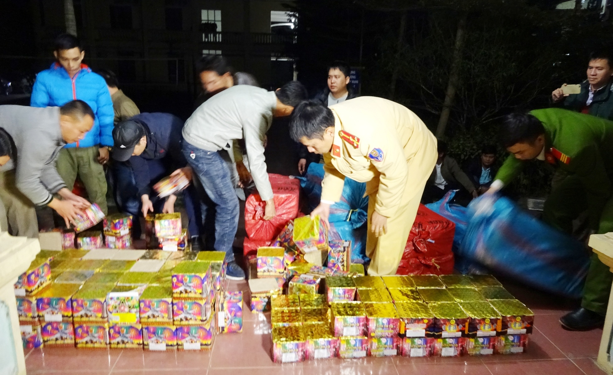 4 nguoi dan ong dua gan nua tan phao di tieu thu hinh anh