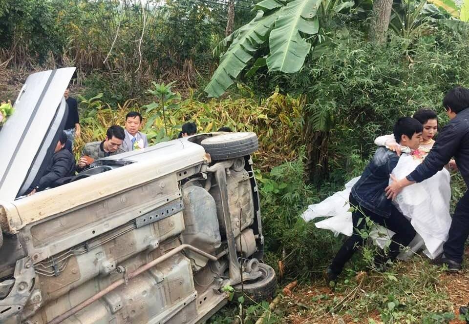 Xe ruoc dau lao xuong ruong, nguoi nha be co dau len bo hinh anh