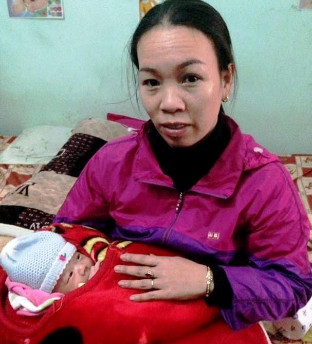 bé trai sơ sinh bị bỏ rơi bên đường ảnh 1 be trai so sinh bi bo roi ben duong anh 1