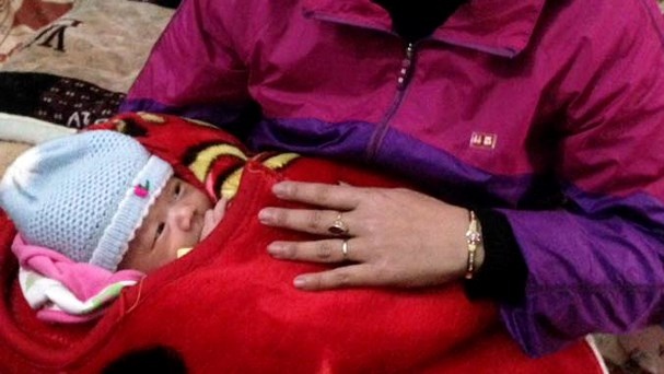 Be trai so sinh 1 thang tuoi bi bo roi ben ve duong hinh anh