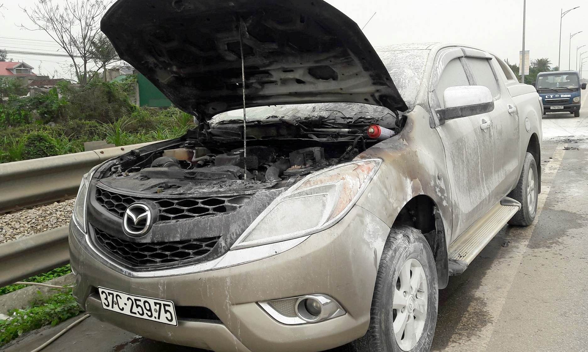 xe ôtô bốc cháy trên đường ảnh 1 xe oto boc chay tren duong anh 1