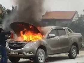 Xe Mazda ban tai boc chay khi luu thong tren quoc lo 1 hinh anh