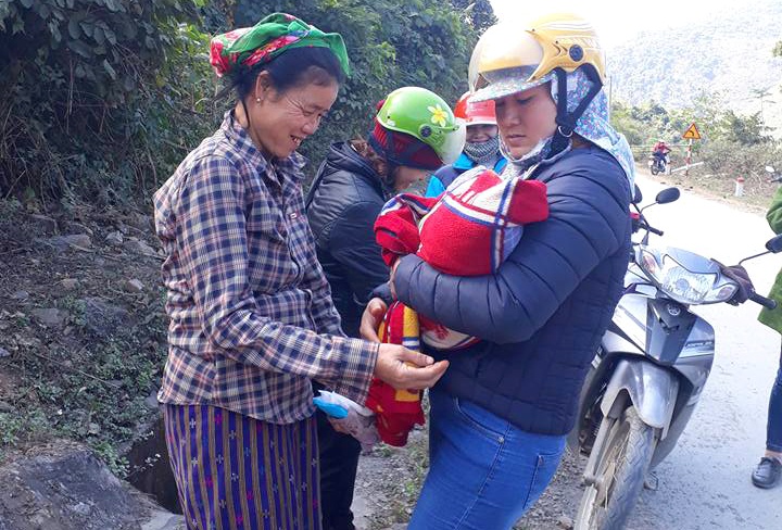 9 co giao mien nui do de cho thieu phu tren duong hinh anh