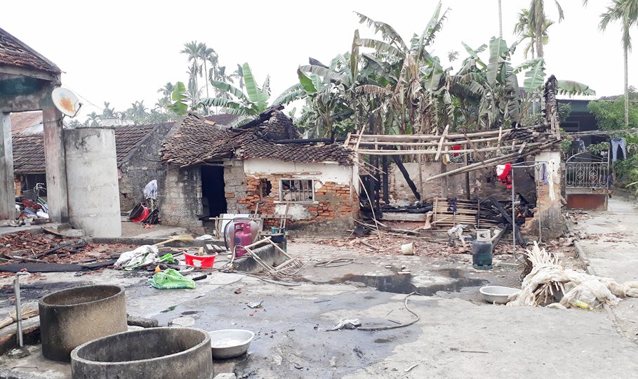 Nguoi cha that than nhin ngoi nha bi con trai phong hoa hinh anh