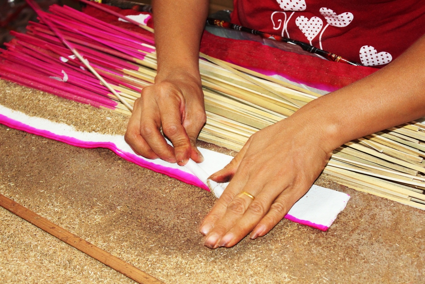 Lam huong tram mua Tet o Nghe An: San xuat 2 thang chuan bi 10 thang hinh anh