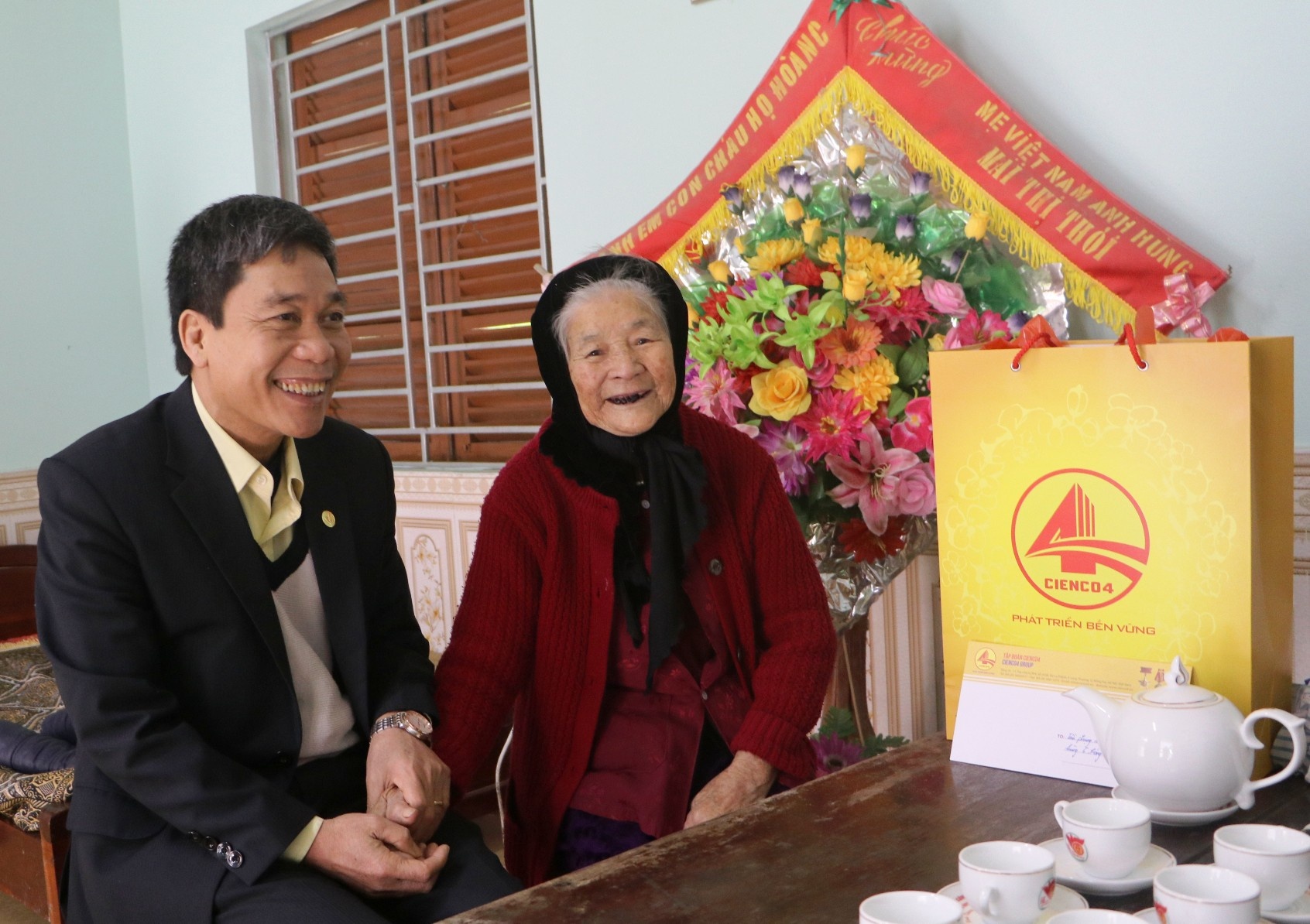 Tang qua tet cho ba me Viet Nam anh hung va nguoi ngheo o Nghe An hinh anh