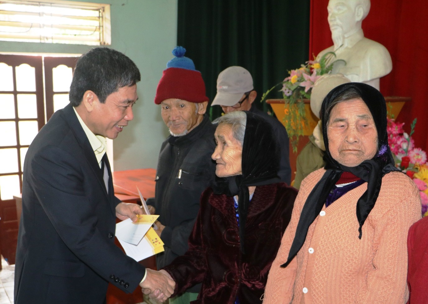 tang qua cho ba me Viet Nam anh hung anh 2