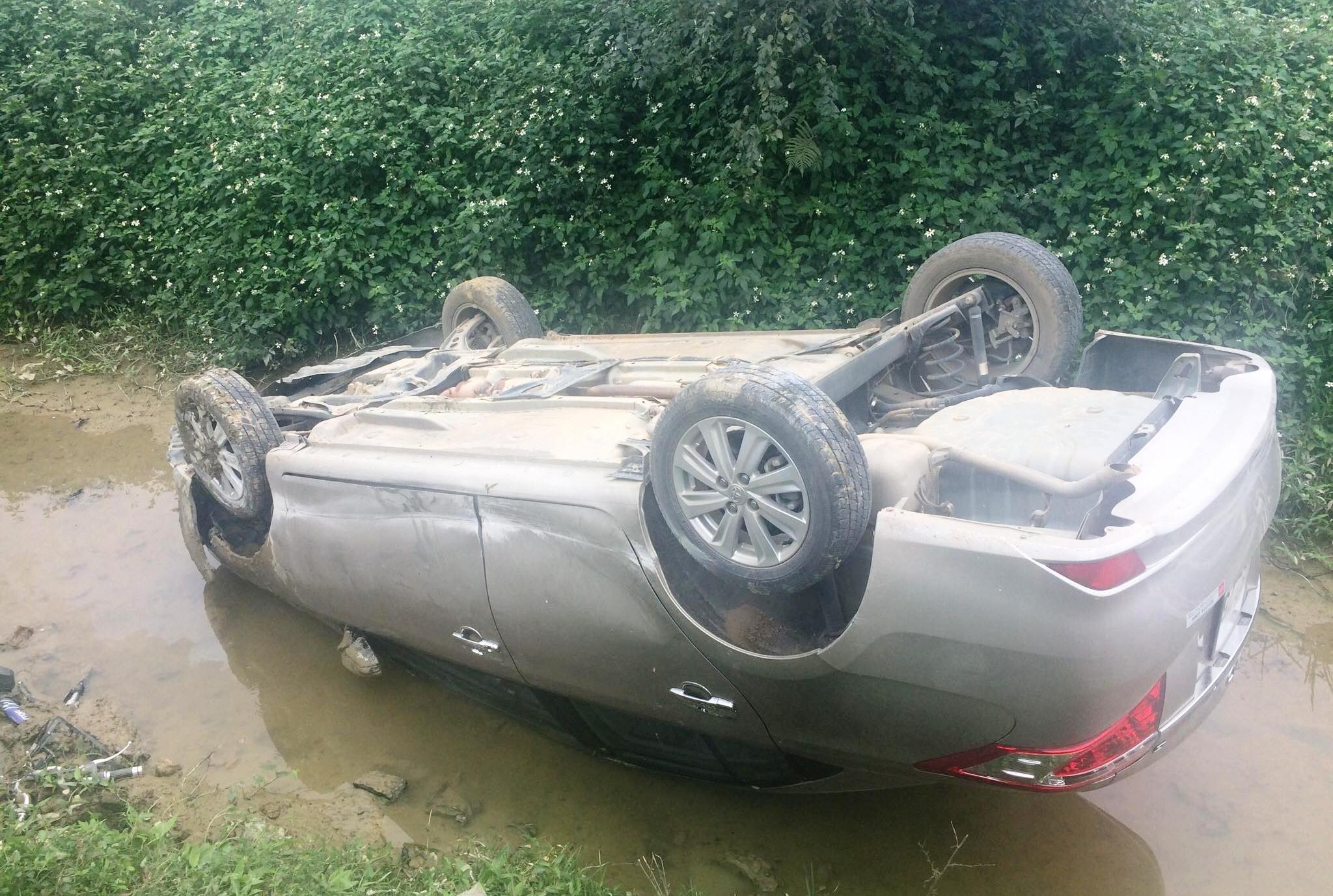 Tong xe dap dien, oto 4 cho lat xuong duoi muong hinh anh