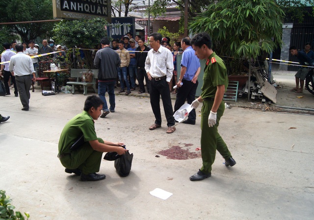 Mau thuan khi di hat karaoke ngay Tet, khach dam chu quan tu vong hinh anh