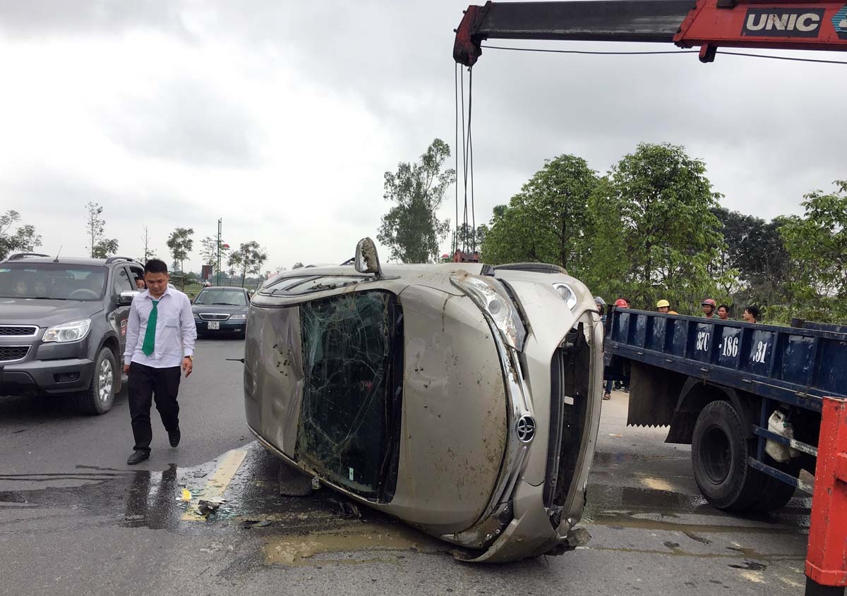 ôtô lật ngửa ảnh 2 oto lat ngua anh 2