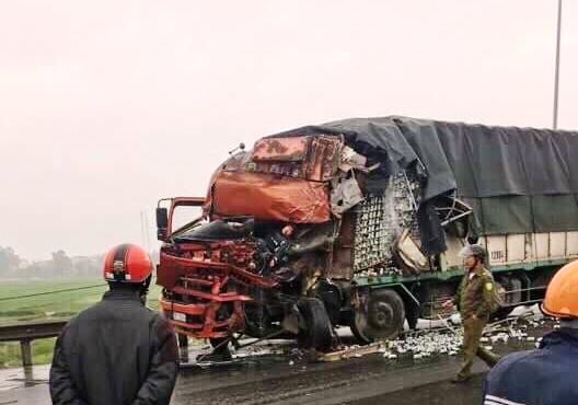 Xe tai bien dang, oto dau keo gay cabin sau cu tong truc dien hinh anh