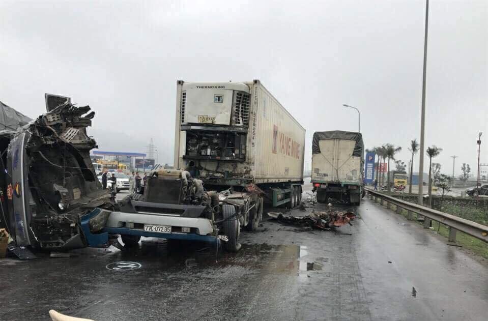 hai xe ôtô đối đầu ảnh 1 hai xe oto doi dau anh 1