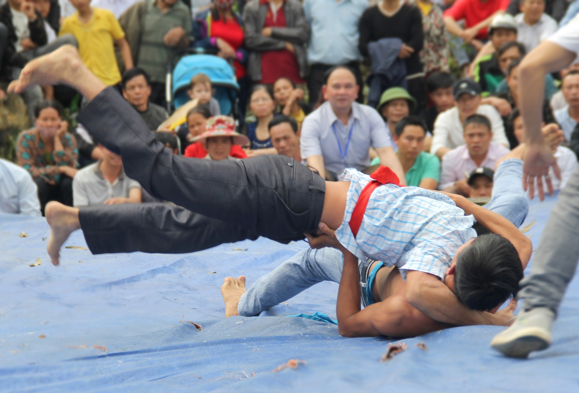 Mac so mi, quan jean thi dau vat o le hoi den vua Mai hinh anh