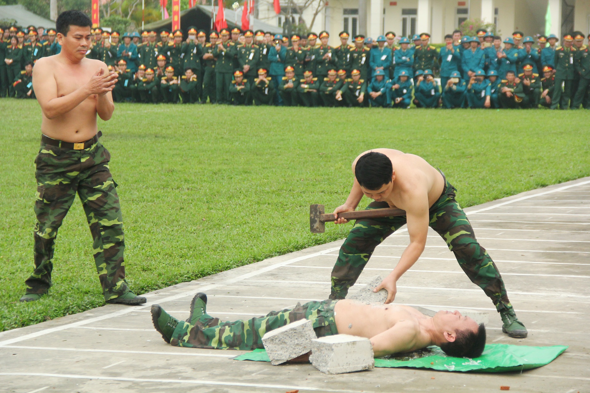 luc luong vu trang Nghe An bieu dien vo thuat anh 11
