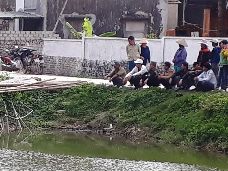 Nu sinh lop 11 tu tu sau clip hon ban trai trong lop bi phat tan hinh anh