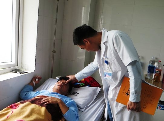 Tat hoc sinh, thay giao o Nghe An bi danh gay song mui hinh anh