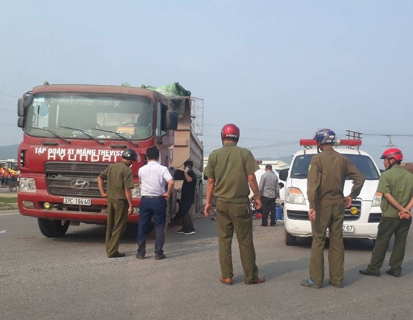 Thai phu cung con trai tu vong duoi banh xe tai hinh anh