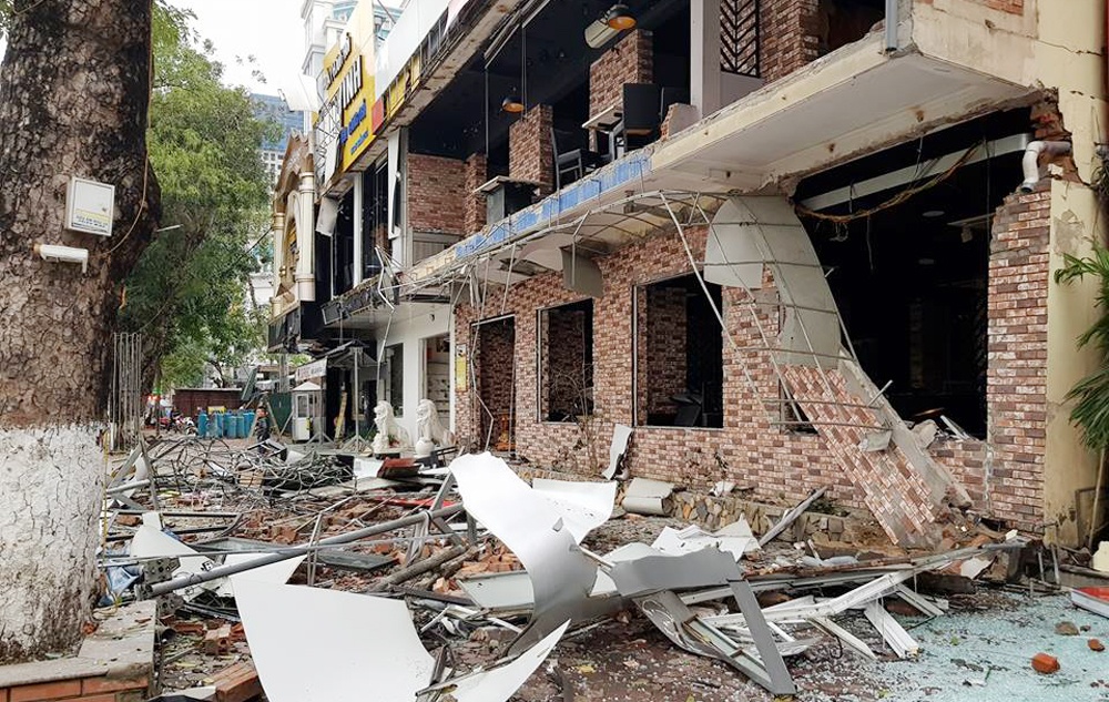 Vu no nha hang luc nua dem kinh hoang nhu dong dat hinh anh