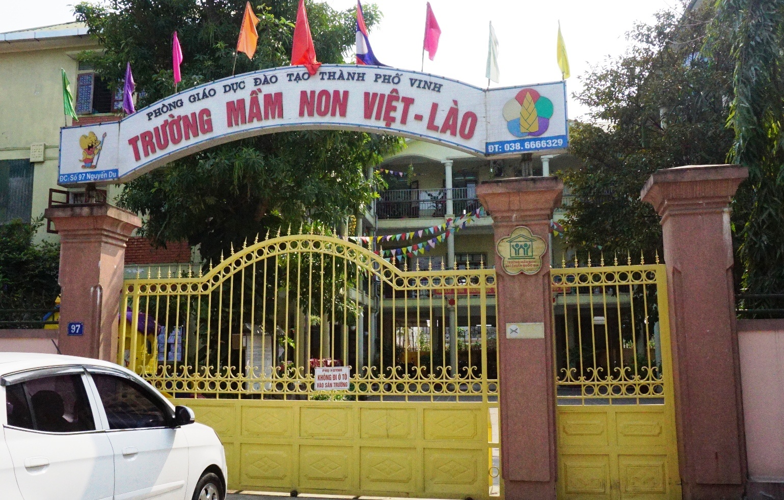 Co giao dang mang thai bi phu huynh danh nhap vien hinh anh