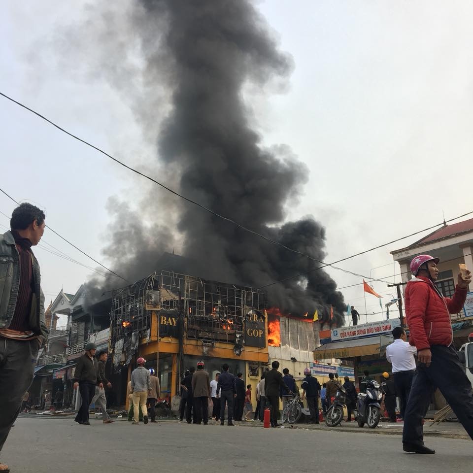 Chay lon tai cua hang dien may hinh anh