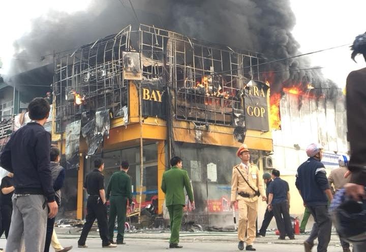 Cua hang dien may boc chay nghi ngut canh cay xang hinh anh