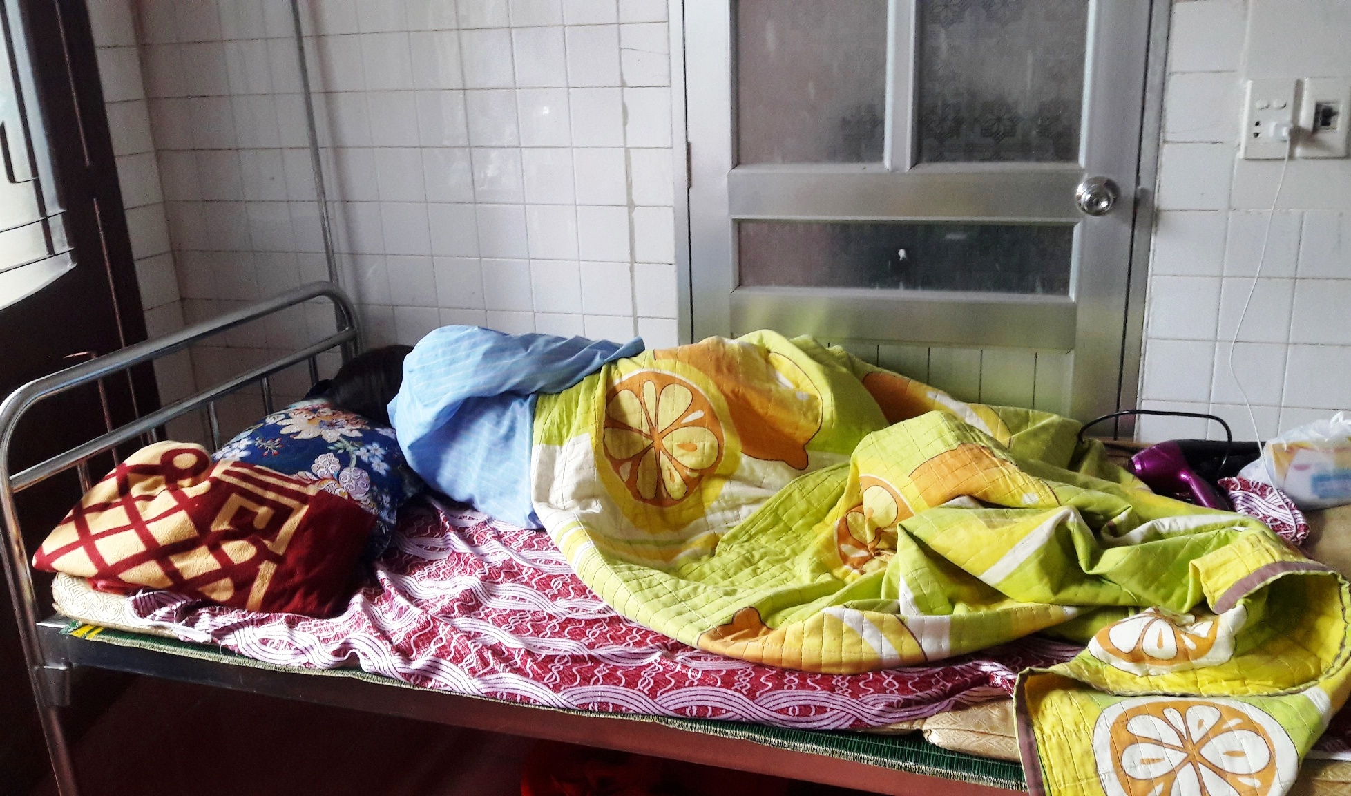 Phụ huynh đánh giáo viên ảnh 2 Phu huynh danh giao vien anh 2