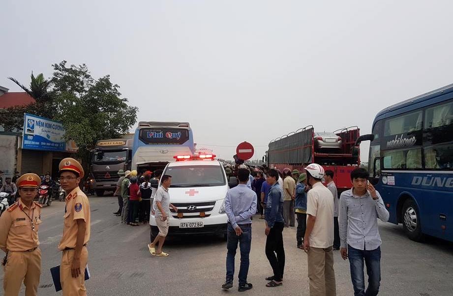 xe khách đâm xe máy ảnh 1 xe khach dam xe may anh 1