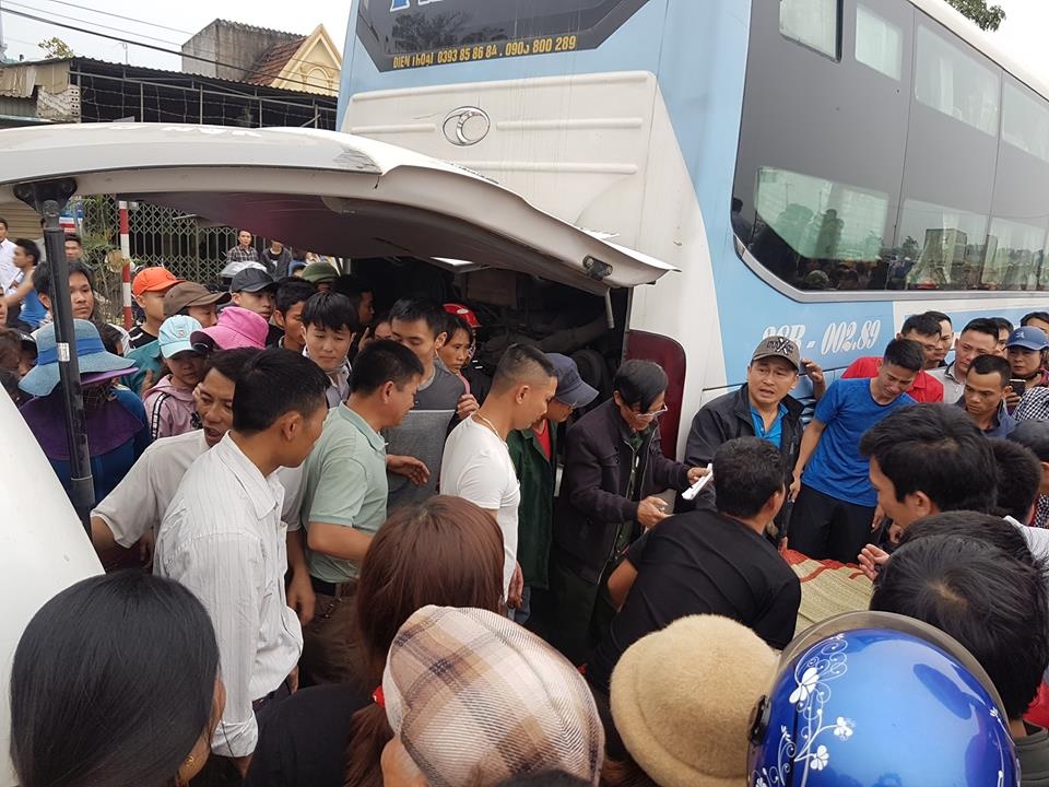 Xe giuong nam dam 2 xe may, 3 nguoi tu vong hinh anh