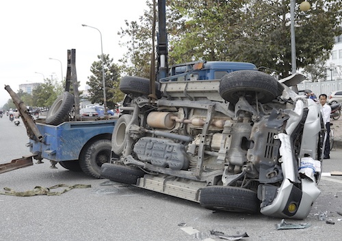 Fortuner bien xanh dam oto con, bac si nhap vien hinh anh