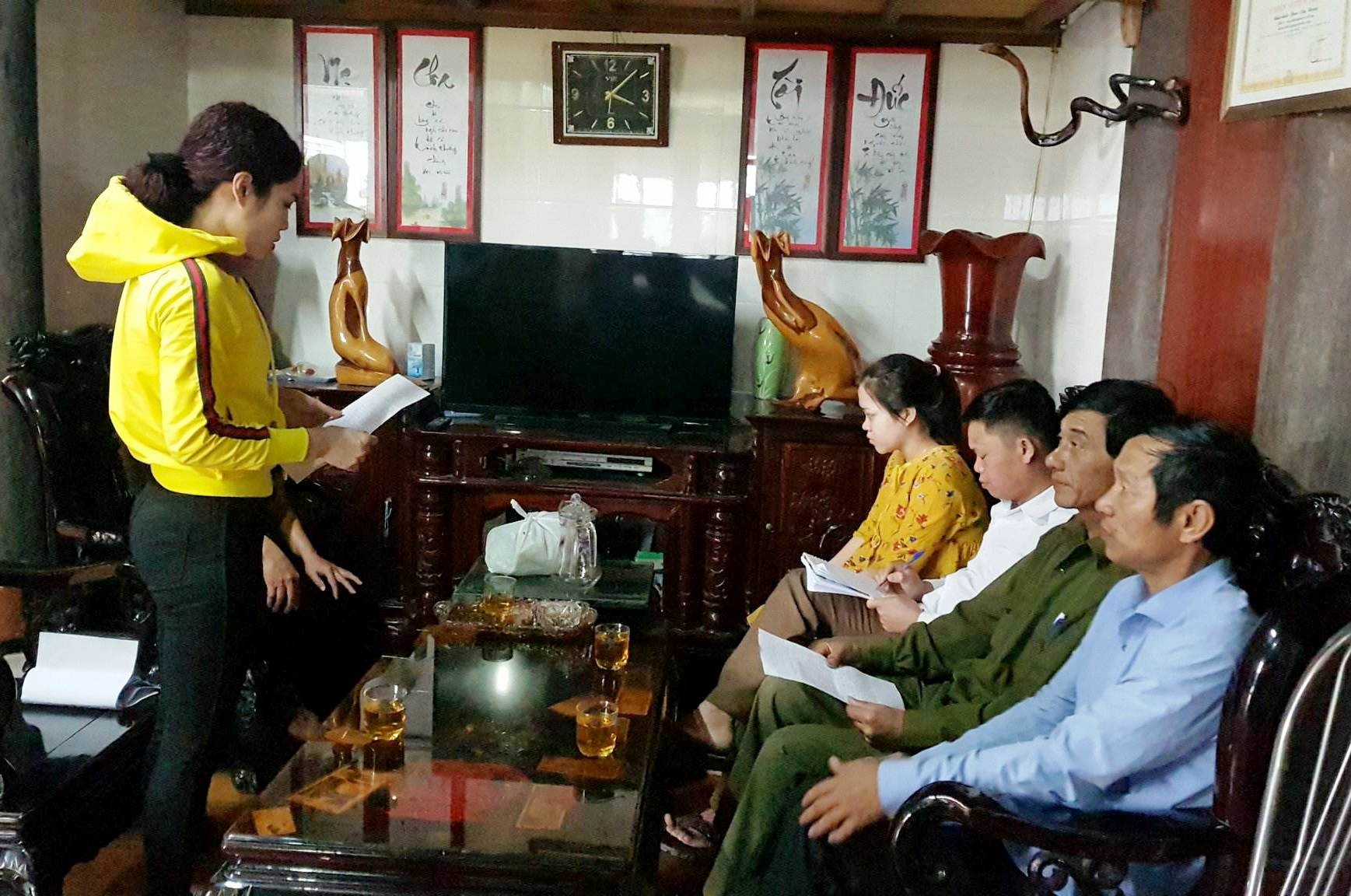 Phu huynh den nha xin loi giao vien dang mang bau bi danh nhap vien hinh anh