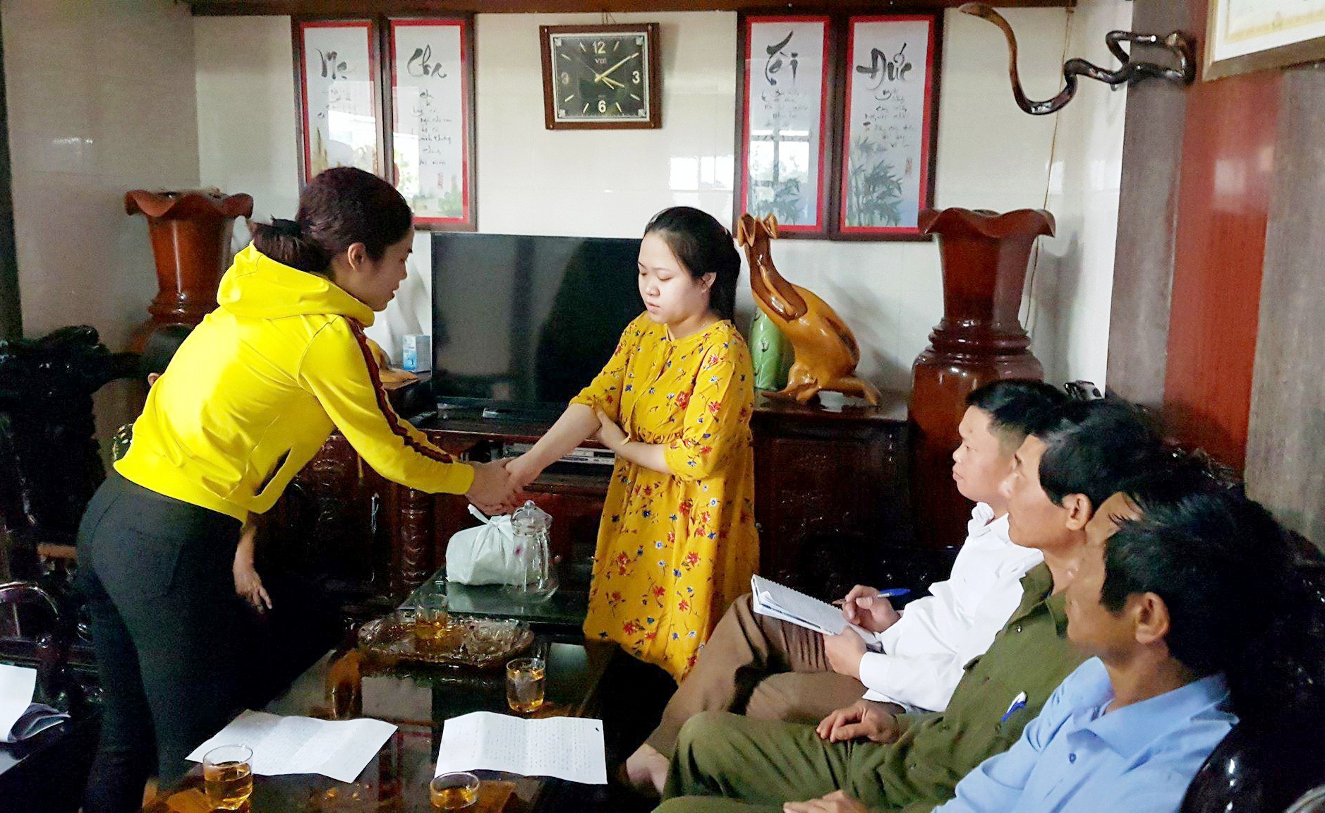 Phu huynh nhan loi sau khi danh giao sinh mang bau nhap vien hinh anh