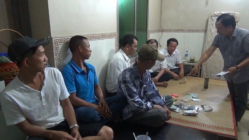 3 can bo thue, ngan hang o Kien Giang danh bac bi bat hinh anh