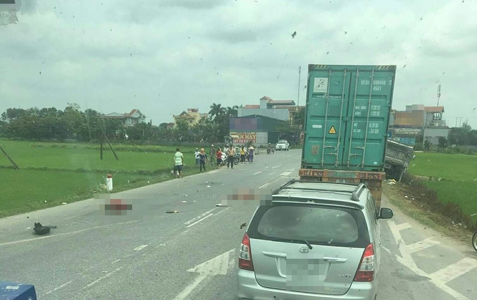 Hai me con bi xe tai tong tu vong tren duong sang nha ngoai hinh anh