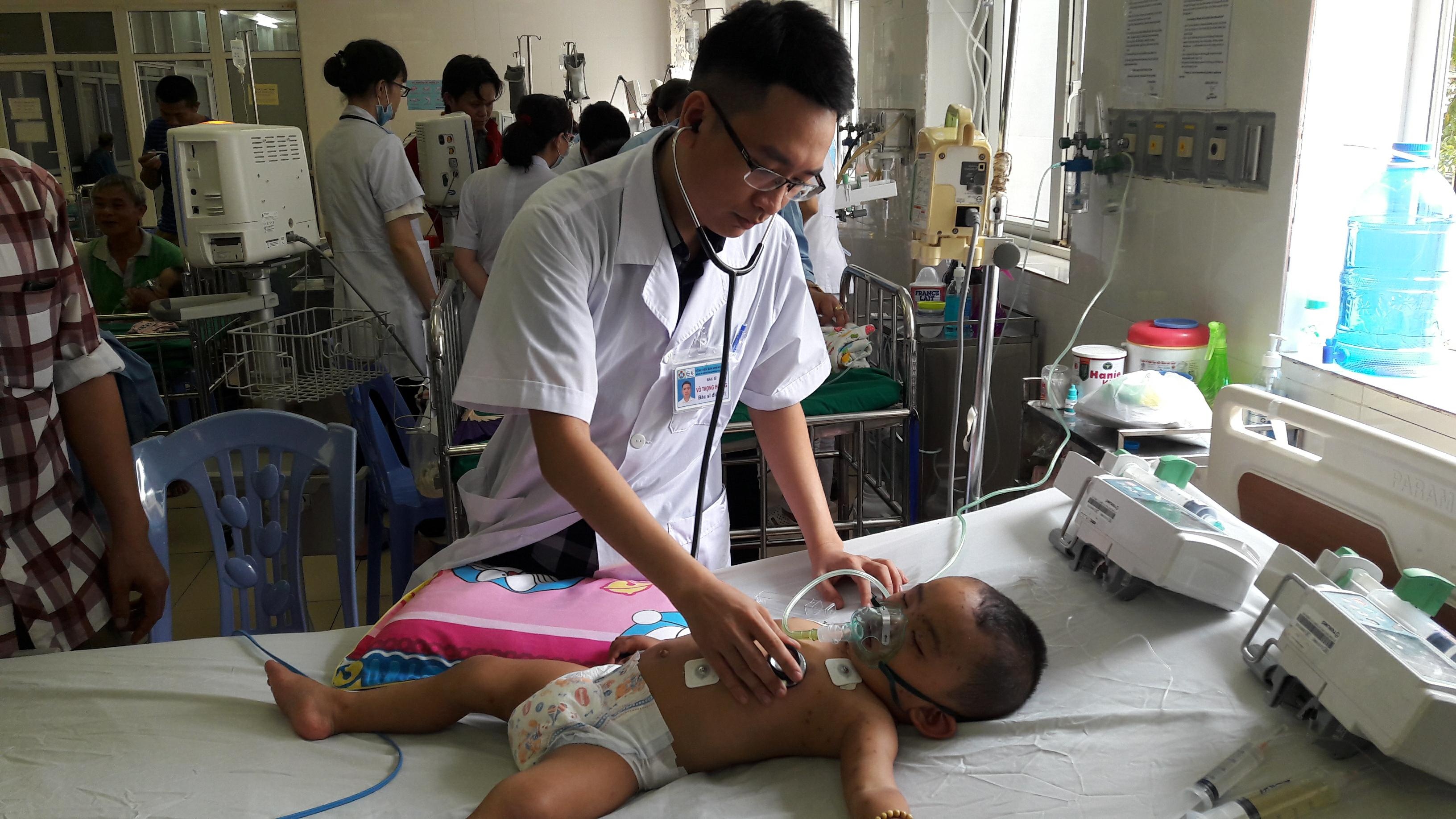 bé trai 19 tháng tuổi bị ong đốt ảnh 1 be trai 19 thang tuoi bi ong dot anh 1