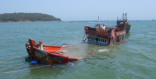 Hai tau ca bi tau vo sat dam chim, 7 nguoi thuong tich hinh anh