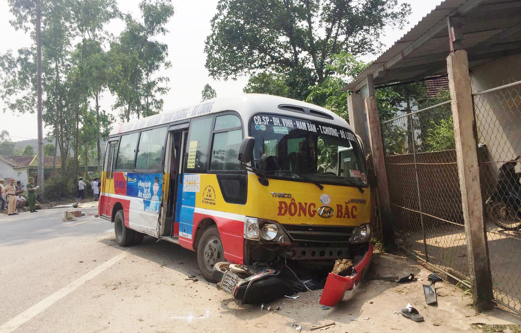 Xe buyt lan lan khien 2 nguoi tu vong tai cho hinh anh