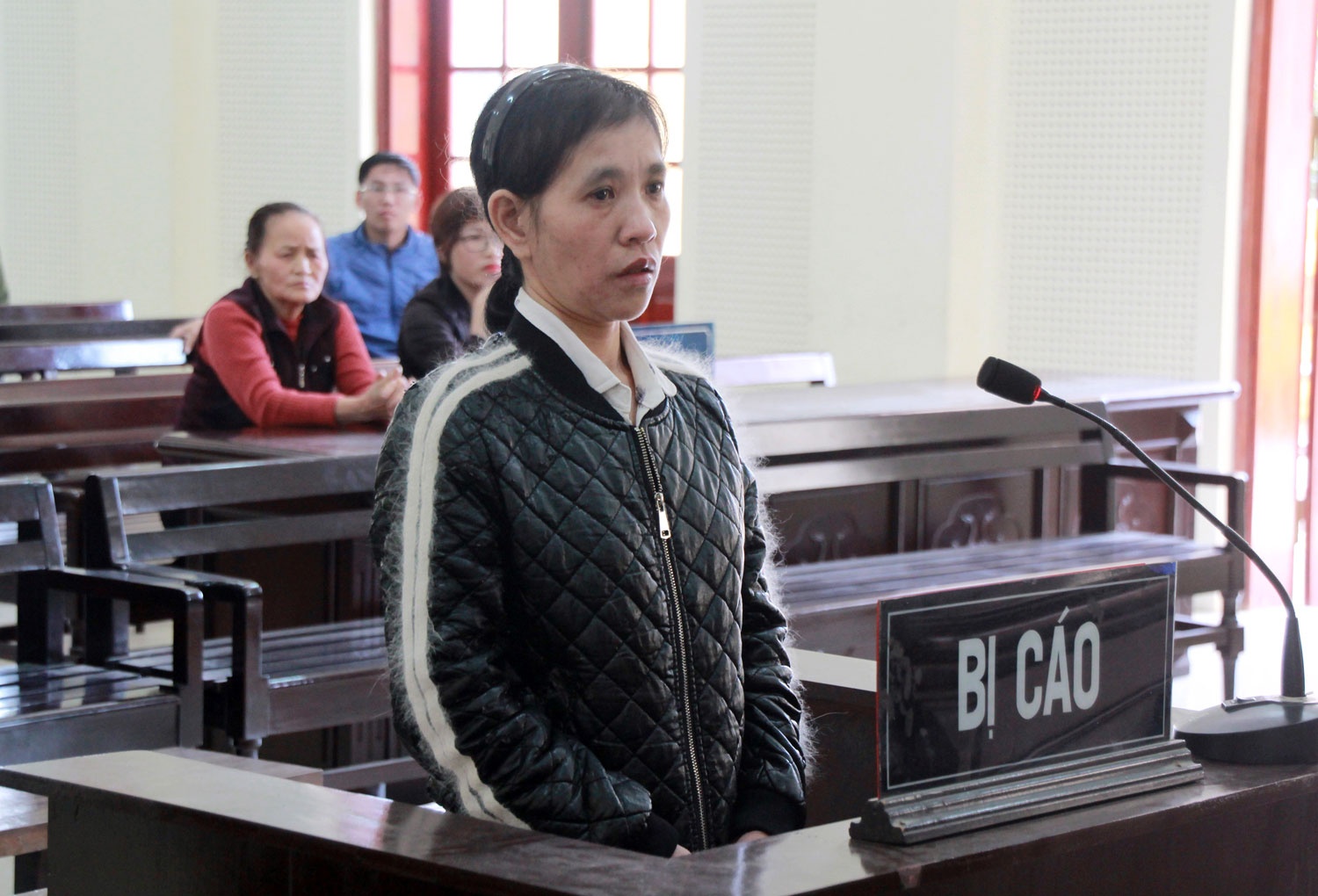 Bi cao dau doc tinh gia lang nguoi khi nghe toa tuyen an hinh anh